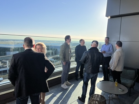 Home Unternehmer im Austausch auf der Dachterrasse über Frankfurt beim Impulsabend „Impulse von und für Unternehmer“