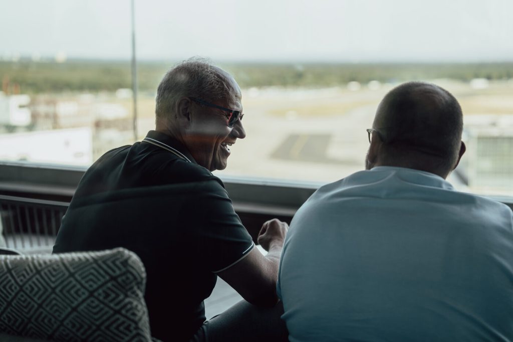 Rudi Münch im Gespräch beim Impulsabend, im Hintergrund der Frankfurter Flughafen
