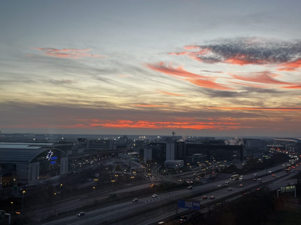 Sonnenuntergang über dem Frankfurter Flughafen, Blick von der Dachterrasse der Location