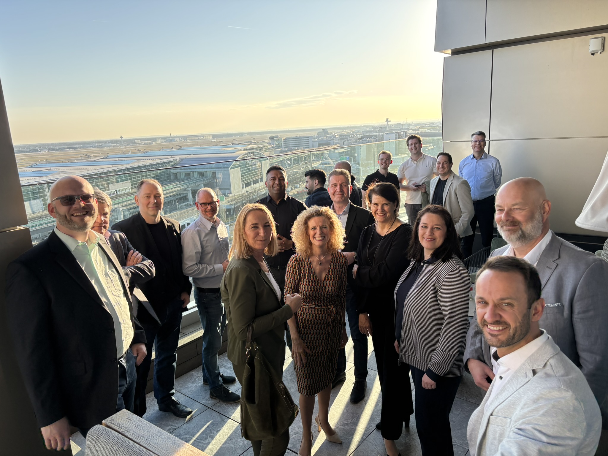 Gruppenfoto der Teilnehmenden beim Impulsabend auf „The Roof“, b’mine Frankfurt Airport