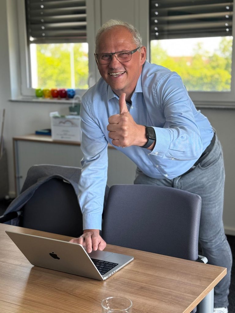 Rudi Münch im Büro am Laptop – Unternehmerbegleiter aus Glattbach bei Aschaffenburg